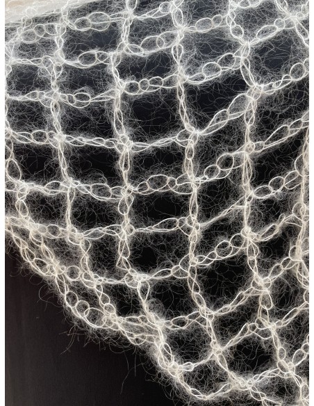 Carré dentelle écru en 60% mohair et 40% soie