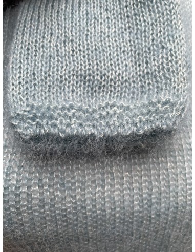 La finesse du bout des manches rappelle celle du bas du pull