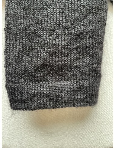 La finesse du bout des manches rappelle celle du bas du pull